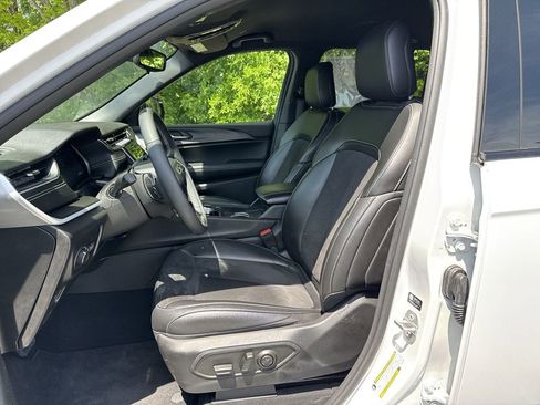 Used 2024 Jeep Grand Cherokee Altitude image 19