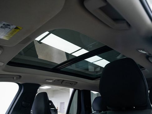 Used 2025 Volvo XC90 T8 Plus image 17