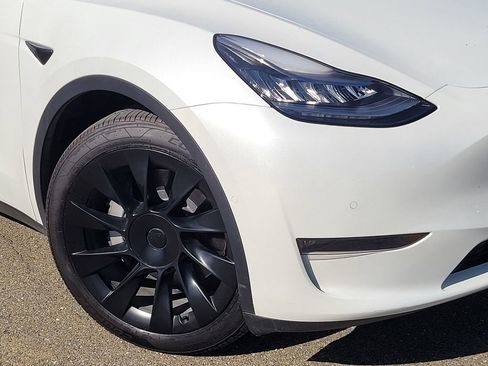 Used 2021 Tesla Model Y Long Range image 9