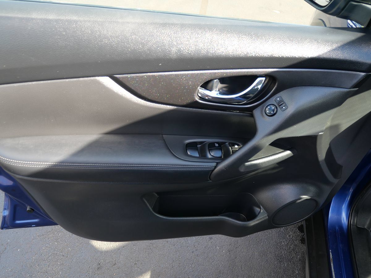 Used 2017 Nissan Rogue S AWD/4WD image 16