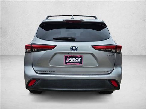 Used 2022 Toyota Highlander XLE AWD/4WD image 6