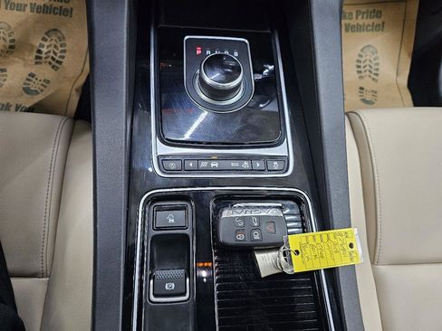 Used 2018 Jaguar F-PACE Premium image 35