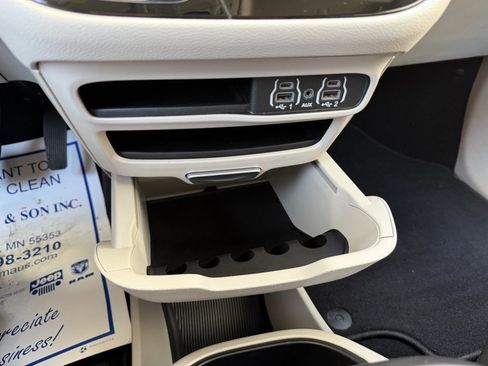 Used 2024 Chrysler Pacifica Touring-L FWD image 31