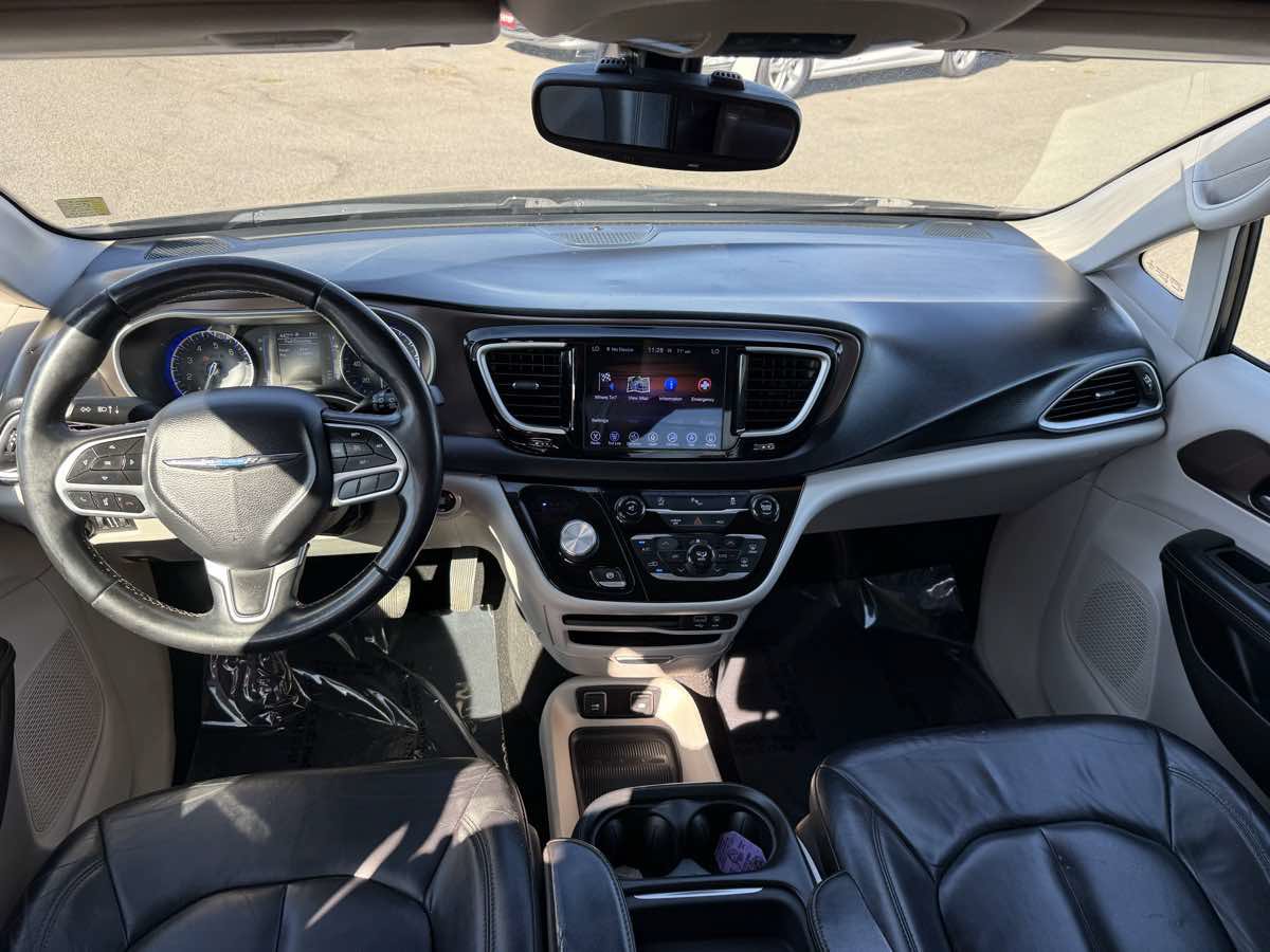 Used 2017 Chrysler Pacifica Touring-L FWD image 11