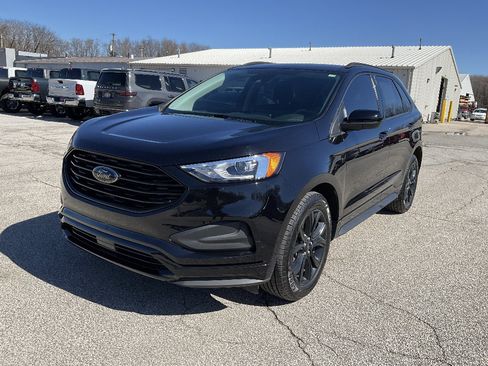 Used 2023 Ford Edge SE w/ Black Appearance Package image 3