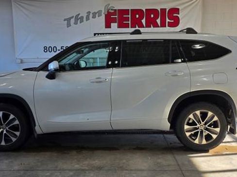 Used 2022 Toyota Highlander XLE image 2
