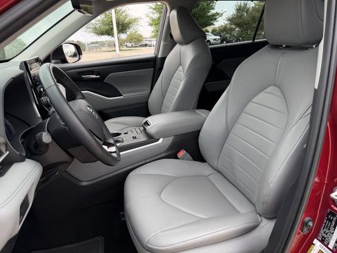 Used 2020 Toyota Highlander XLE FWD image 27