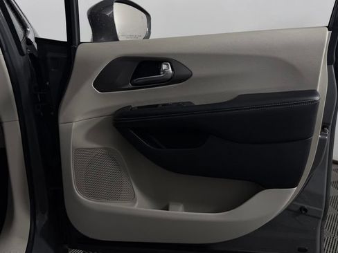 Used 2022 Chrysler Pacifica Touring-L FWD image 31