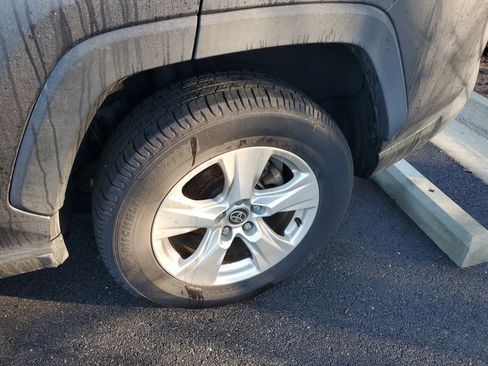 Used 2021 Toyota RAV4 XLE image 9