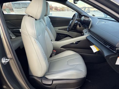New 2025 Hyundai Elantra Limited image 27