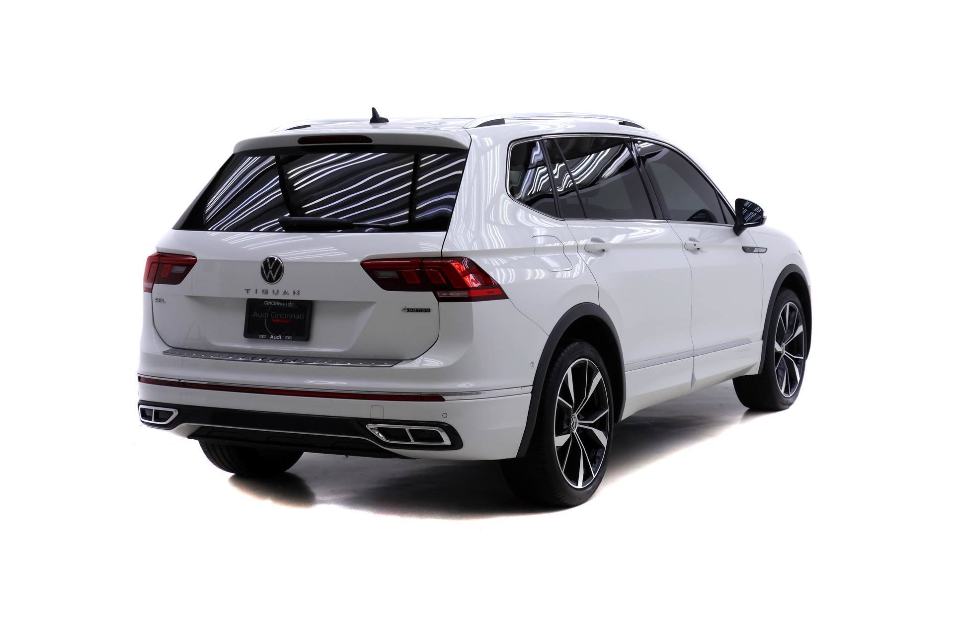 Used 2024 Volkswagen Tiguan SEL R-Line AWD/4WD image 4