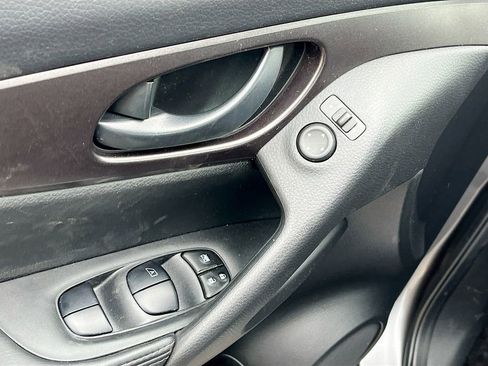 Used 2020 Nissan Rogue Sport S image 17