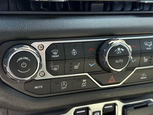 Certified 2025 Jeep Gladiator Sport image 13