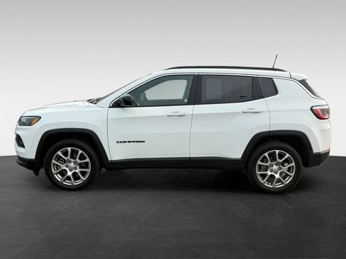 Used 2023 Jeep Compass Latitude AWD/4WD image 8