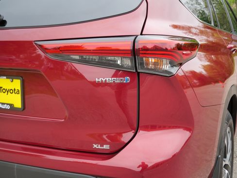 Used 2022 Toyota Highlander XLE AWD/4WD image 18