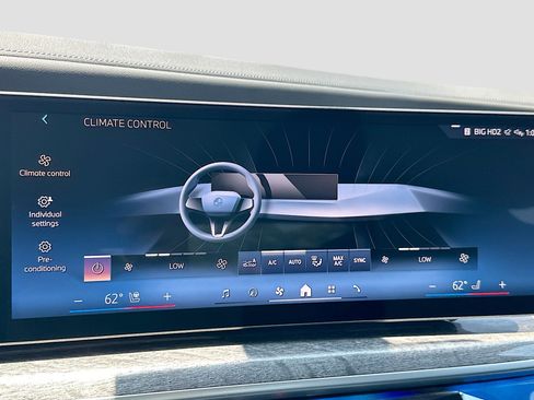 Used 2024 BMW i7 xDrive60 w/ Executive Package image 16