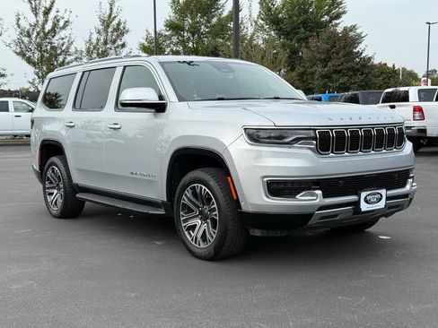 Used 2022 Jeep Wagoneer Series III AWD/4WD image 2