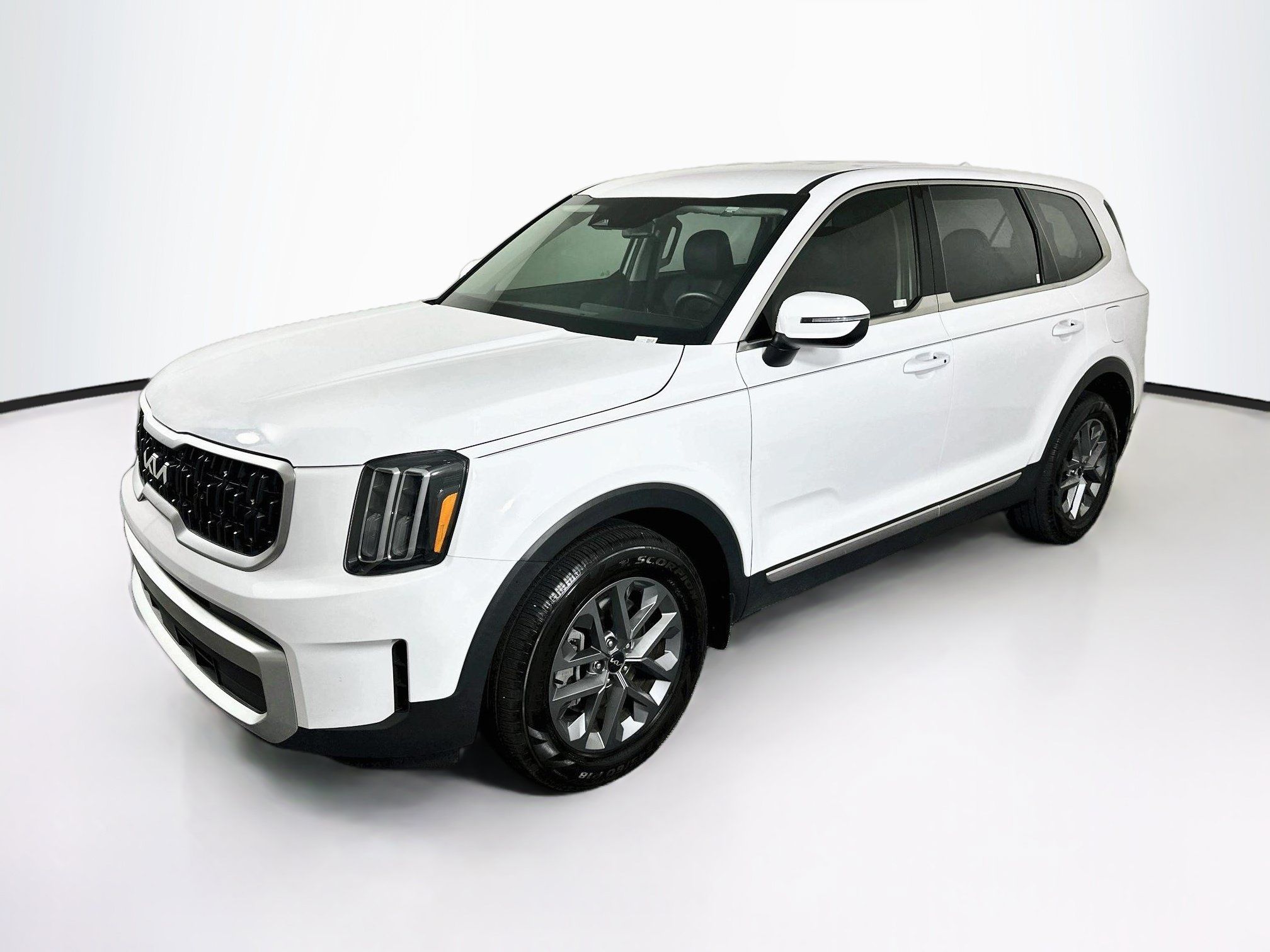 Used 2025 Kia Telluride LX FWD image 3