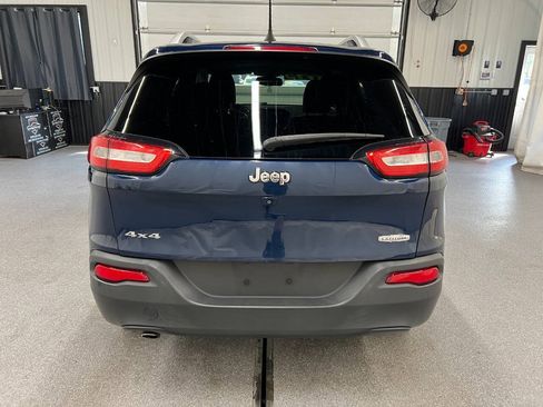 Used 2018 Jeep Cherokee Latitude Plus w/ Cold Weather Group AWD/4WD image 5