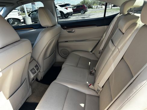 Used 2015 Lexus ES 300h w/ Navigation System Package FWD image 10