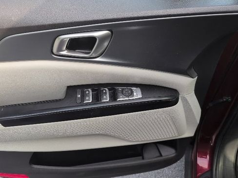 Used 2024 Kia Carnival LX FWD image 18