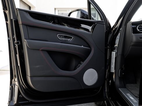 Used 2024 Bentley Bentayga image 31