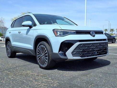 New 2026 Volkswagen Taos SE image 1