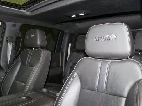 Used 2022 Chevrolet Silverado 1500 High Country w/ Technology Package image 9