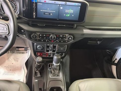 Used 2024 Jeep Gladiator Mojave AWD/4WD image 21