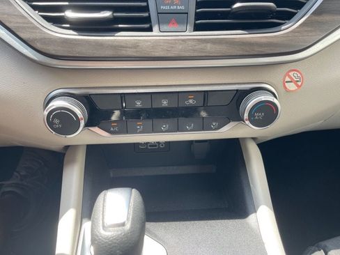 Used 2025 Nissan Altima 2.5 SV FWD image 18