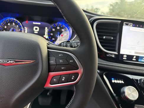 New 2026 Chrysler Pacifica Select image 15