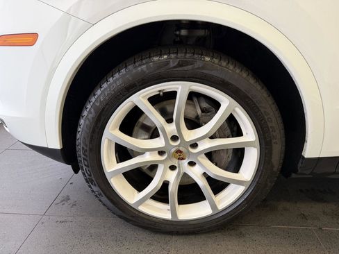 Used 2023 Porsche Cayenne Platinum Edition image 10