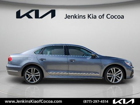 Used 2016 Volkswagen Passat 1.8T R-Line w/ R-Line Lighting Package FWD image 3