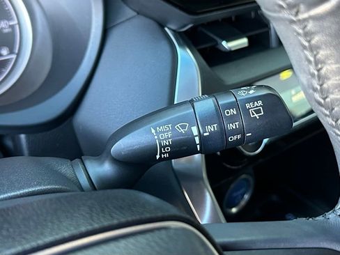 Used 2022 Toyota Venza XLE image 39