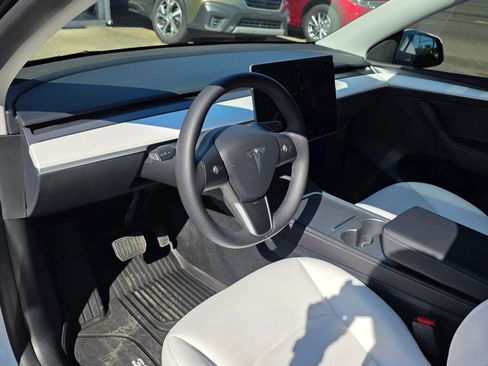 Used 2025 Tesla Model Y Long Range AWD/4WD image 9