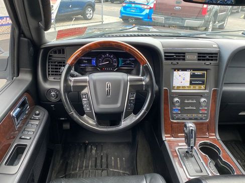 Used 2016 Lincoln Navigator Select AWD/4WD image 23