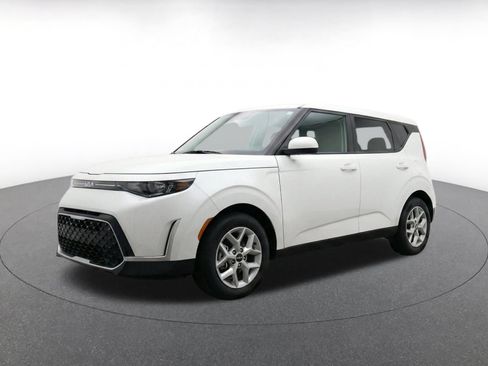 Used 2025 Kia Soul LX w/ LX Technology Package FWD image 3