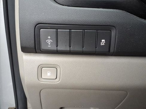 Used 2017 Kia Sedona L image 17