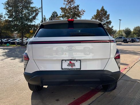 Used 2025 Hyundai Kona SEL image 7