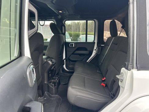 Used 2018 Jeep Wrangler Unlimited Sahara image 13
