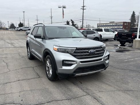 Used 2022 Ford Explorer XLT w/ Equipment Group 202A image 3