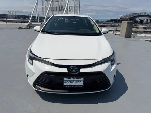 Used 2024 Toyota Corolla LE AWD/4WD image 8