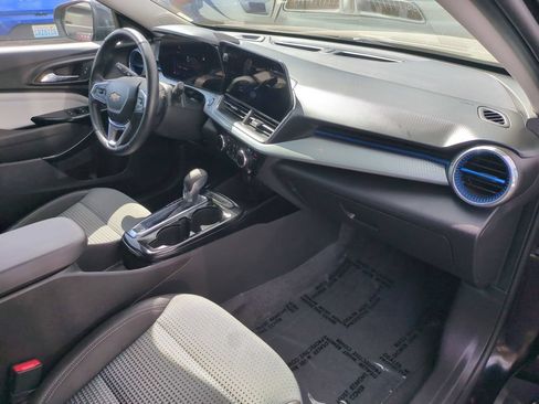 Used 2025 Chevrolet Trax LT w/ LT Convenience Package FWD image 31