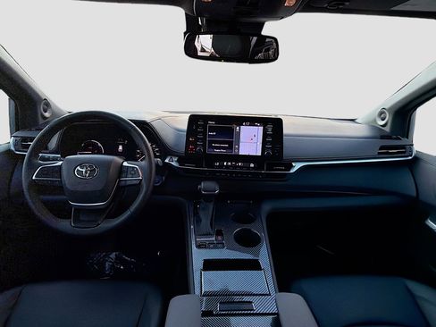 Used 2024 Toyota Sienna XLE Woodland Edition image 16