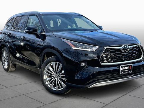 Used 2025 Toyota Highlander Platinum image 2