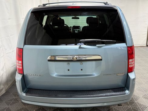 Used 2009 Chrysler Town & Country Touring w/ Flexible Seating Group image 8