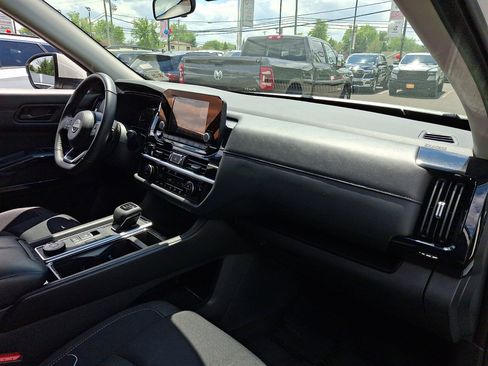 Used 2024 Nissan Pathfinder SV AWD/4WD image 11