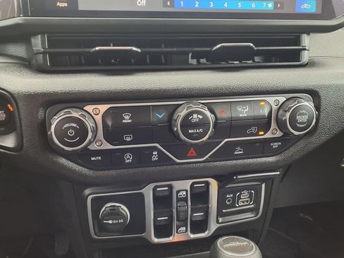 Used 2025 Jeep Gladiator Sport AWD/4WD image 9