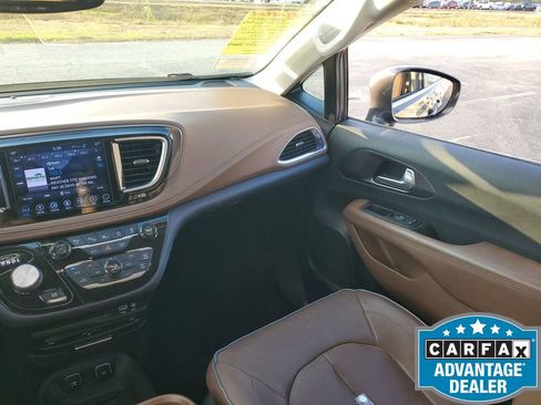 Used 2018 Chrysler Pacifica Limited w/ Tire & Wheel Group image 12