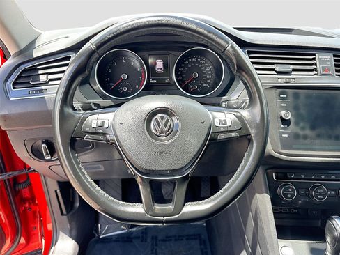 Used 2018 Volkswagen Tiguan SE w/ Panoramic Sunroof Package AWD/4WD image 11